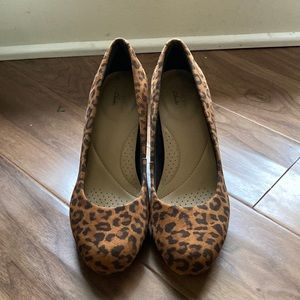 Women’s Clark’s Heels 2 1/2” leopard size 6